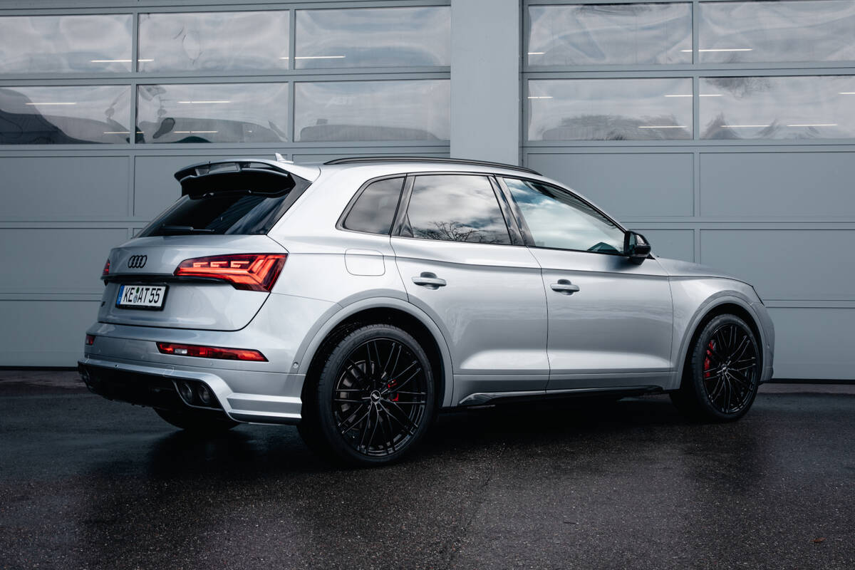 The 384 HP SQ5 becomes a cool eye-catcher with the rear skirt set ...