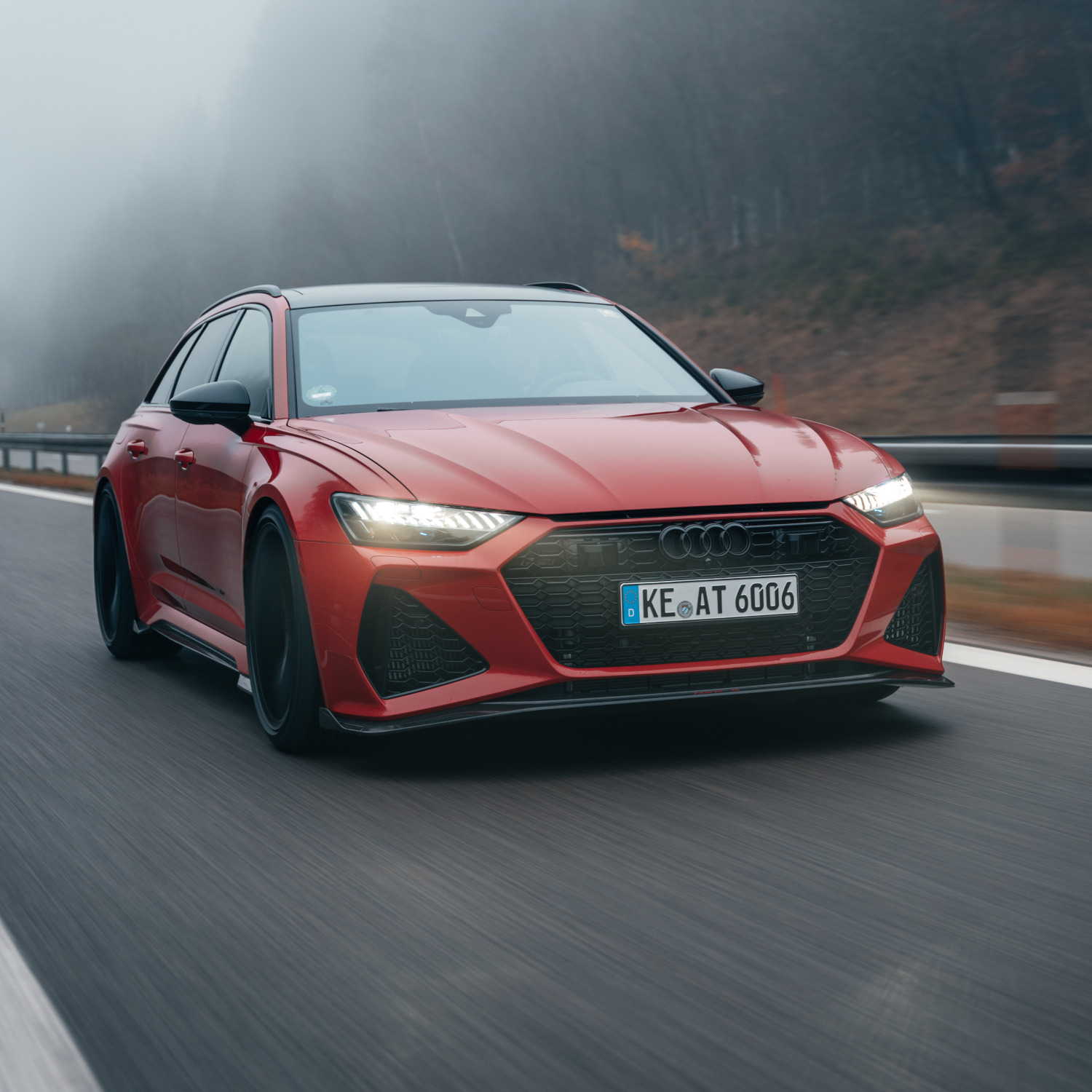 roter RS6-S aus der seitlichen Frontansicht beim Fahren